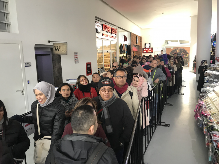 <p>Trafiğe takılmamak için teleferiği tercih edenler ise kısa bir süreli şok geçirdi. Teleferiğe gelen vatandaşlar uzun kuyruklarla karşılaştı.</p>