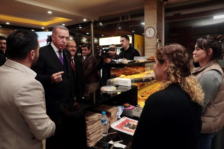 <p>Cumhurbaşkanı Erdoğan, programın ardından havalimanına giderken şehir merkezinde bir simitçiye uğradı, burada vatandaşlarla bir araya geldi.</p>
