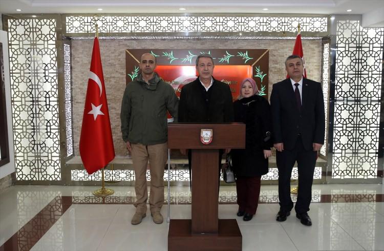 <p>Milli Savunma Bakanı Hulusi Akar, beraberinde Genelkurmay Başkanı Orgeneral Yaşar Güler, kuvvet komutanlarının yanı sıra Zeytin Dalı Harekatı'nda şehit düşen üsteğmen Oğuz Kaan Usta'nın annesi Sevim ve Babası Canpolat Usta ile Afrin gazisi üsteğmen Özgür Ocak ile Hatay'da sınır birliklerinde incelemelerde bulundu.</p>
<p> </p>