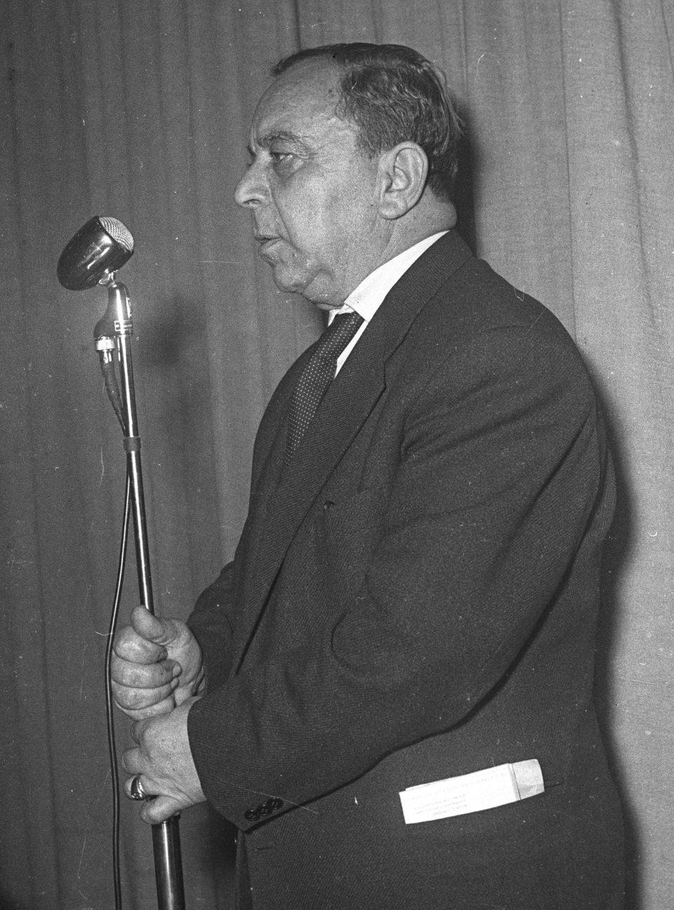 <p><strong>Siyasi mücadelesi</strong></p>

<p>Dr. Fazıl Küçük, siyasi faaliyetlerine, 1930'lu yılların başında, üniversite öğrencisiyken, Türk Maarifinin İngiliz müdürler tarafından yönetilmesinde ısrar edenlere karşı mücadele ederek başladı. </p>
