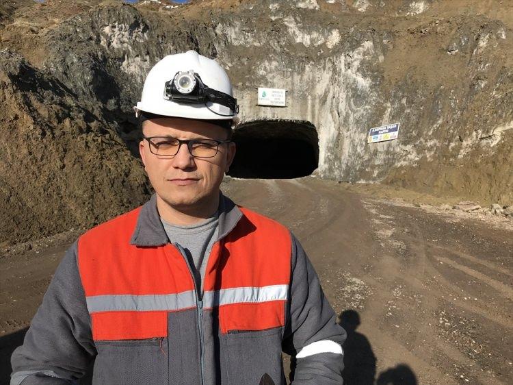<p>İşletme müdürü Murat Danacı, AA muhabirine yaptığı açıklamada, mağarada tahmini olarak 5 bin yıldır kaya tuzu üretiminin devam ettiğini söyledi.</p>

<p>Üretimlerinin her geçen gün artan bir tempoyla sürdüğüne işaret eden Danacı, "Şu anda günlük yaklaşık 1500 tonluk üretim gerçekleştirebiliyoruz. Bugünkü ömrüyle Türkiye'ye tek başına 400 yıl yetebilecek bir rezerve sahibiz." dedi.</p>

<p> </p>
