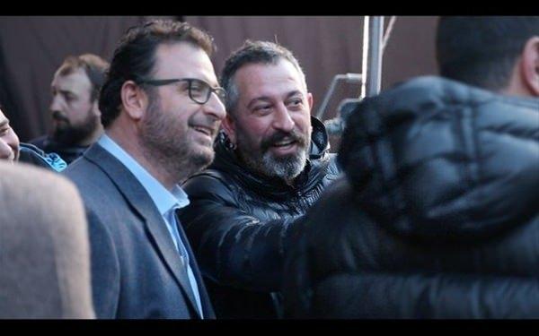 <p>Sosyal medyada bir kullanıcı Cem Yılmaz'ın ve abisi Can Yılmaz'ın sünnet fotoğrafını paylaştı. Ünlü komedyenin yıllar öncesine ait bu karesi sosyal medyayı salladı. </p>
<p> </p>