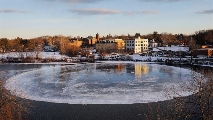 <p>ABD'de Maine eyaletindeki Presumpscot Nehri'nde hızlı akan suyun buzun köşelerini törpülemesiyle buz diski oluştu. Dikkat çeken disk için çok sayıda insan nehre geldi.</p>

<p> </p>
