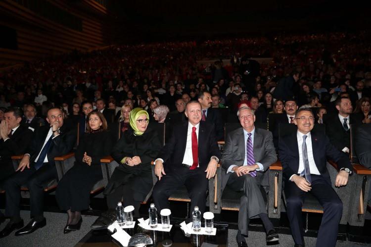 <p>Türkiye Cumhurbaşkanı Recep Tayyip Erdoğan ve eşi Emine Erdoğan dün akşam ünlü müzisyen Fazıl Say'ın konserine katıldı. Konser sırasında muhteşem anlar yaşandı<strong>. </strong></p>

<p><strong><span style="color:#800080">İşte Fazıl Say konserine katılan Başkan Erdoğan ve Emine Erdoğan'ın kareleri...</span></strong></p>
