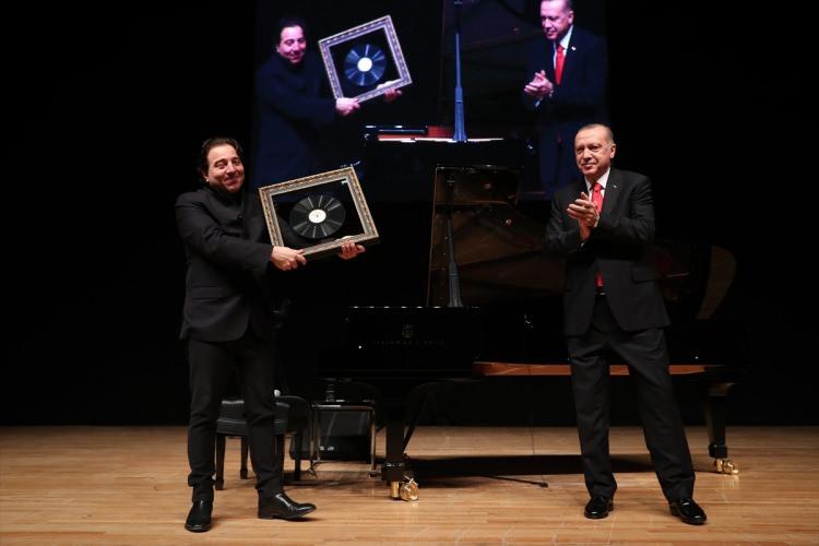 <p>Ankara ATO Congresium’da düzenlenen konserde Başkan Recep Tayyip Erdoğan  protokolde yerini almasının ardından piyanist Fazıl Say, alkışlarla konser salonuna girdi. Erdoğan da alkışlara eşlik etti.</p>
