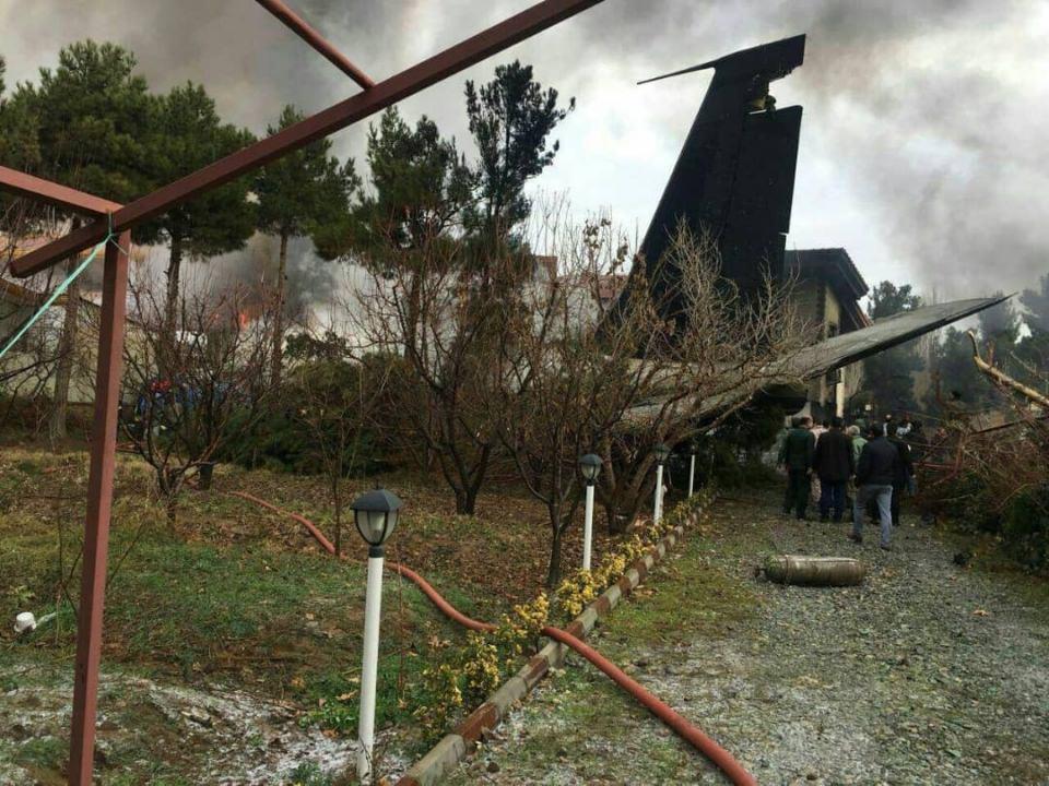 <p>İran'ın başkenti Tahran'a bağlı Sefadeşt kırsalında bir kargo uçağı düştü.</p>
