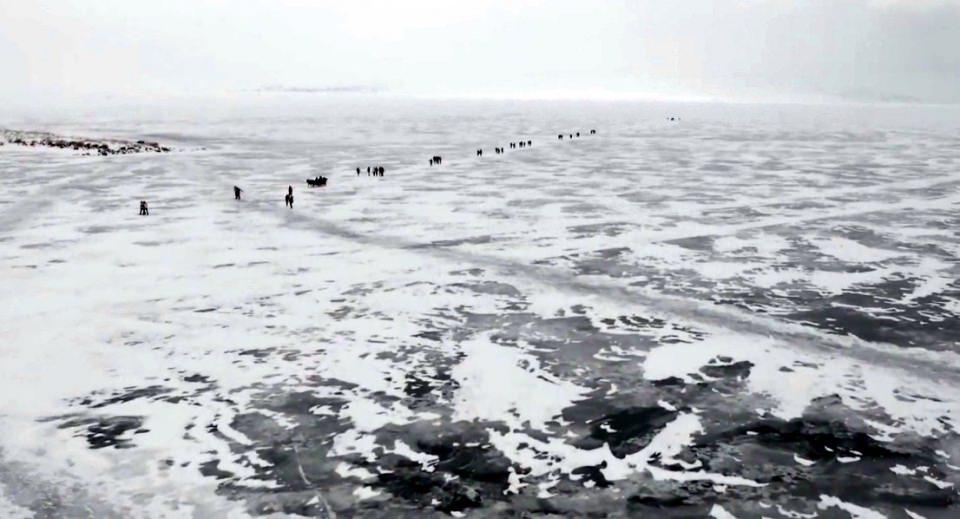 <p>Doğu Anadolu'nun en büyük ikinci gölü olan Çıldır Gölü, yüzeyinin tamamen buzla kaplanmasıyla adeta görsel şölen sundu. Havadan görüntülenen gölde balık ağları gerildi, manzara kartpostallık görsel oluşturdu. </p>
