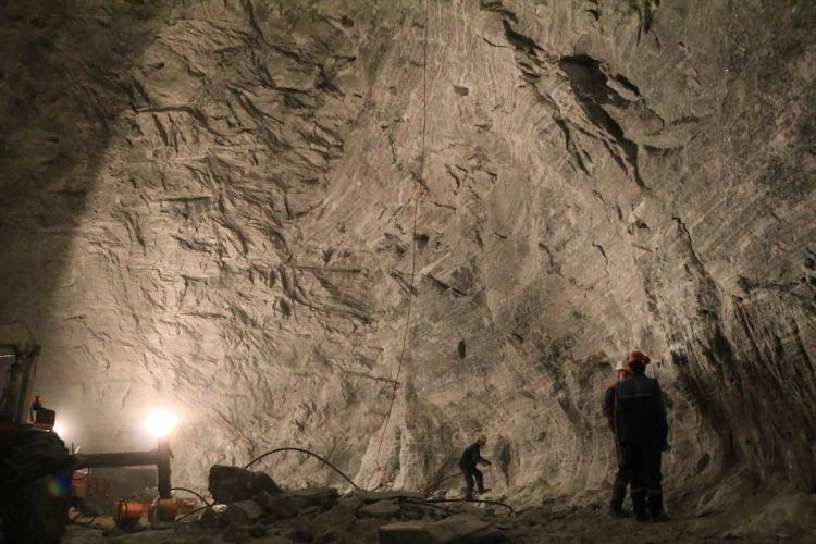<p>Arkeolojik verilere göre Hititler tarafından kaya tuzu çıkarılan, merkeze 19 kilometre mesafede bulunan tuz madenindeki üretim çalışmaları özel bir firma tarafından sürdürülüyor.</p>
