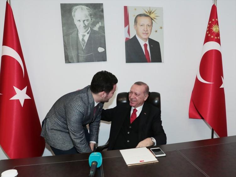 <p>Cumhurbaşkanı Recep Tayyip Erdoğan, partisinin aday tanıtım toplantısı için geldiği Samsun’da bir doktora telefonda kız istedi. Samsun Valisi Osman Kaymak da Cumhurbaşkanı’na vekaleten genç çiftin nişan yüzüklerini taktı.</p>
