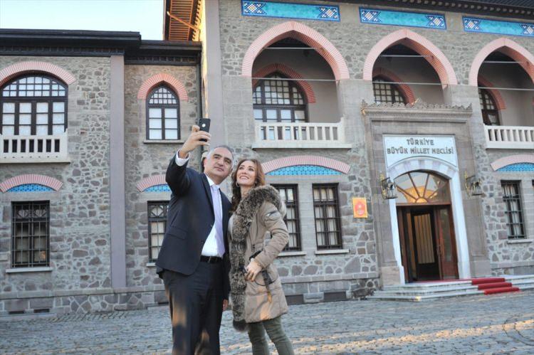 <p>Kültür ve Turizm Bakanı Mehmet Nuri Ersoy, Müzede Selfie Günü etkinliğine katıldı.</p>

<p>Kültür ve Turizm Bakanlığından yapılan açıklamaya göre, müze ve ören yerlerine ilgiyi artırmak amacıyla başlatılan "Müzede Selfie Günü" gelenek haline geldi.  Bakanlığa bağlı 300’den fazla müze ve ören yerinde tüm dünyayla eş zamanlı etkinlikler düzenlenirken, Bakan Ersoy da eşi ile Cumhuriyet Müzesi’ni ziyaret etti. </p>
