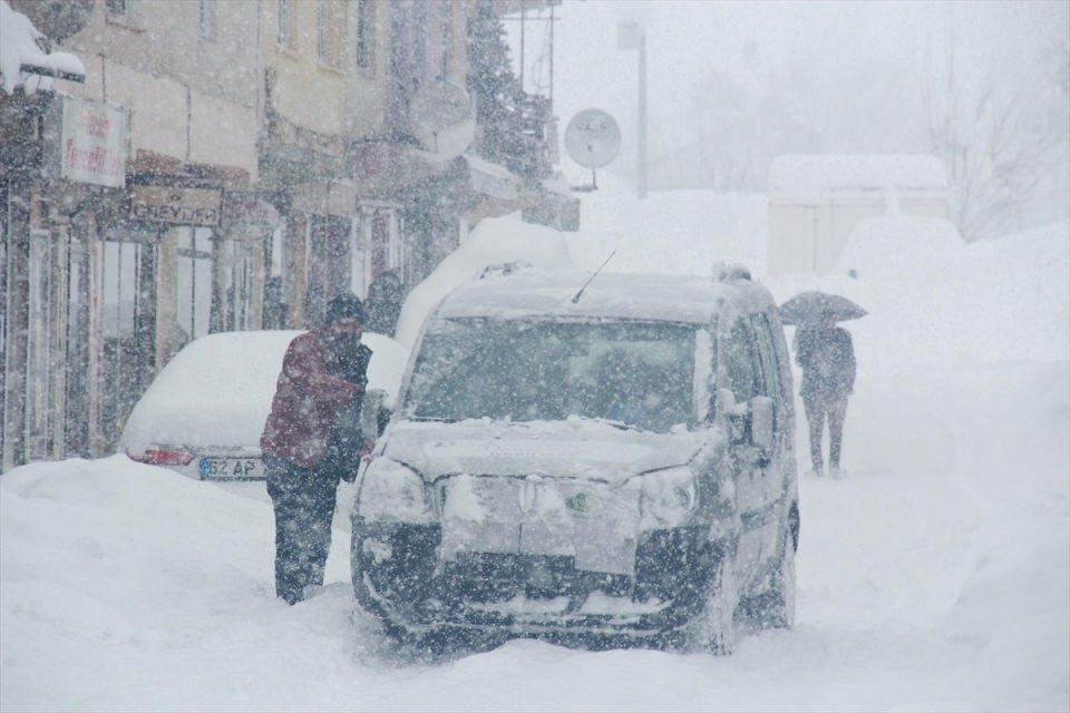 <p>Bir çok vatandaş kar ve soğuk hava nedeniyle yaşanan sıkıntıları dile getirirken, bazıları da kar yağışından dolayı duyduğu memnuniyeti aktardı. </p>
<p> </p>