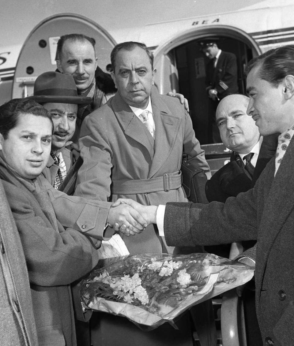 <p>Kıbrıs'a 1937 Mart'ta dönen Küçük, Lefkoşa'da Girne Caddesi'nde İsviçre'den getirdiği tıbbi araç gereçlerle hastaları tedavi etmeye başladı, cuma günleri de yoksulları ücretsiz muayene etti. İlaç almaya maddi gücü olmayan hastalarına laboratuvarında ilaçlar hazırlayan Küçük, eczaneden alınacak ilaçların ise ücretini kendi karşıladı. </p>

<p> </p>
