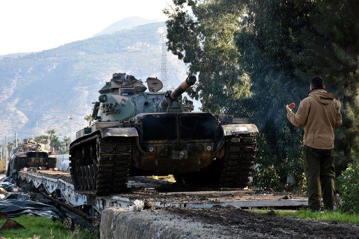 <p>Türk Silahlı Kuvvetleri (TSK) tarafından Suriye sınırındaki birliklere takviye amacıyla gönderilen askeri araçlar İskenderun Garı'na geldi.</p>

