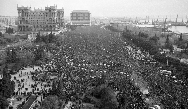 <p>Aradan geçen 29 yıla rağmen acısı tüm Azerbaycanlıların kalbinde tazeliğini koruyan ve tarihe "Kanlı Ocak" adıyla geçen katliam, 70 yıl süren Sovyet esaretinden sonra bağımsızlığın kazanılmasında önemli dönüm noktası oldu.</p>
