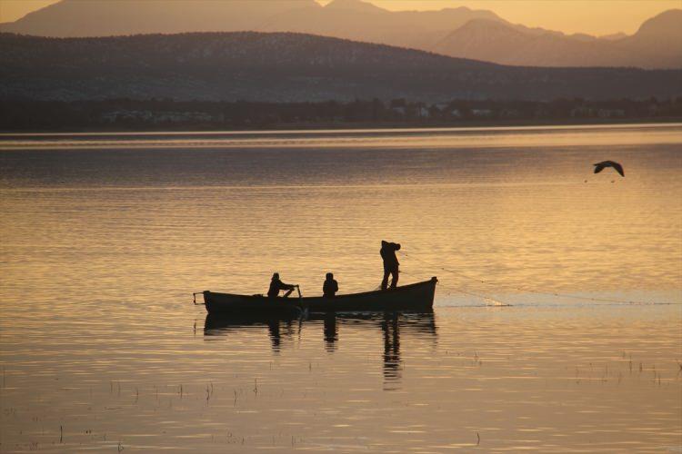 <p>Ağır kış şartları nedeniyle balıkçılığın neredeyse tamamen durma noktasına geldiği Beyşehir Gölü'nde, hava sıcaklıkları gece eksi 9 dereceye kadar düştü.</p>
