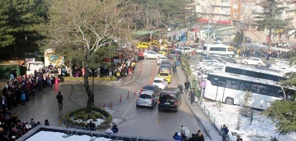 <p>Teleferik görevlileri izdihama karşı vatandaşları kontrollü şekilde içeri alıyor. Kuyruk ana yola kadar uzandı.</p>