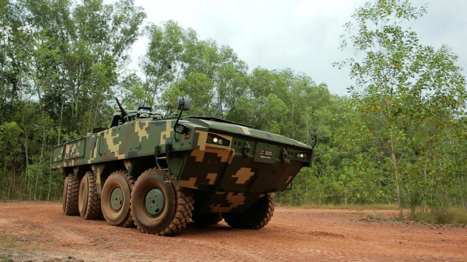 <p>Malezya Kara Kuvvetlerinin bel kemiğini oluşturan 8x8 tekerlekli zırhlı araçları yerel iş ortaklığıyla kullanıma sunan Türk savunma sanayisi, bunları kullanacak personelin eğitimine yönelik simülatörü de göreve hazır hale getirdi.</p>
