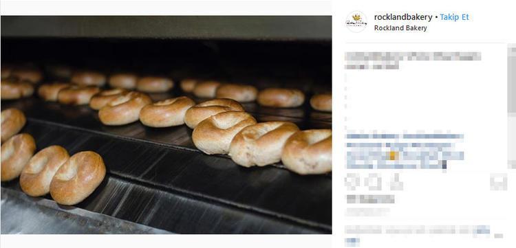 <p>New York Nanuet’te bulunan Rockland Bakery’nin bagel’ı… Özelliği bir üretim bandı üzerindeki bagel’lardan kendi istediğinizi seçebiliyor olmanız.</p>

<p> </p>
