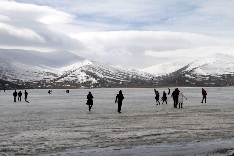 <p>Yörenin önde gelen turizm merkezlerinden olan göle gelen vatandaşlar buz tabakasında yürüdü. Üzerindeki buzun ince ve parlak olması nedeniyle oluşan yansımalarla kartpostallık görüntüler oluşturan göl, karla kaplı çevresi ile de ayrı bir güzellik sundu. </p>

<p> </p>
