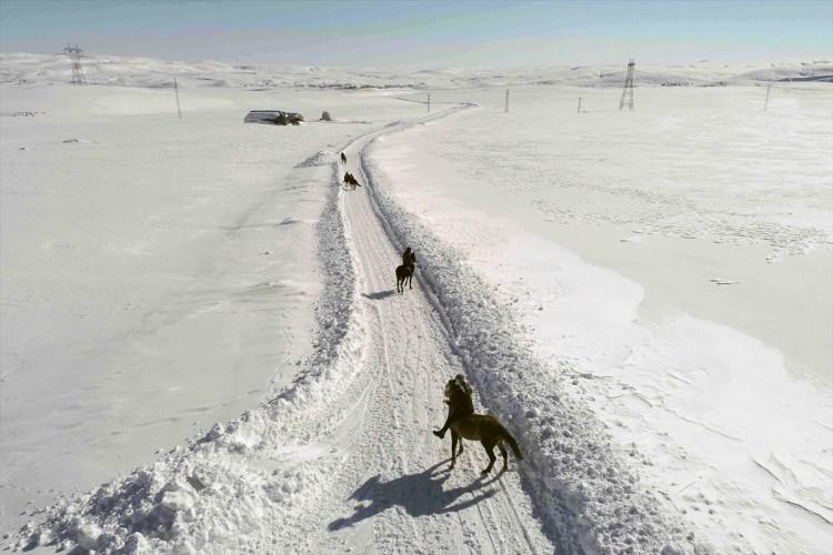 <p>Karlıova il&ccedil;esine bağlı Toklular k&ouml;y&uuml;nde hayvancılıkla ge&ccedil;imini sağlayan k&ouml;y halkı ayrıca sahip oldukları atlarla, her yıl temmuz ayında Kaymakamlık ve belediye desteğiyle d&uuml;zenlenen yarışlara katılıyor.</p>

<p>&nbsp;</p>
