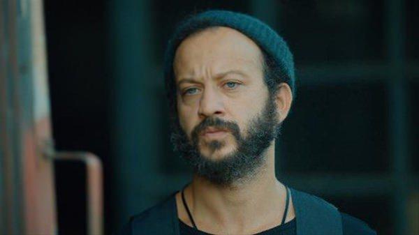 <p>Fotoğraftaki kişi SHOW TV'nin yeni projesi Çukur'da boy gösterecek olan Rıza Kocaoğlu'nun ta kendisi. Kocaoğlu, fotoğrafını "Saç :)) sene 98 mi, 99 mu falan filan ;)" notu ile Instagram'da paylaştı. </p>

<p> </p>
