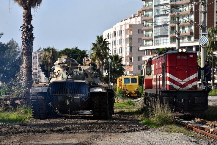 <p>Türkiye öncelikle terör örgütleri DEAŞ ve YPG'yi İdlib- Münbiç-Kamışlı hattından temizleyecek.</p>
