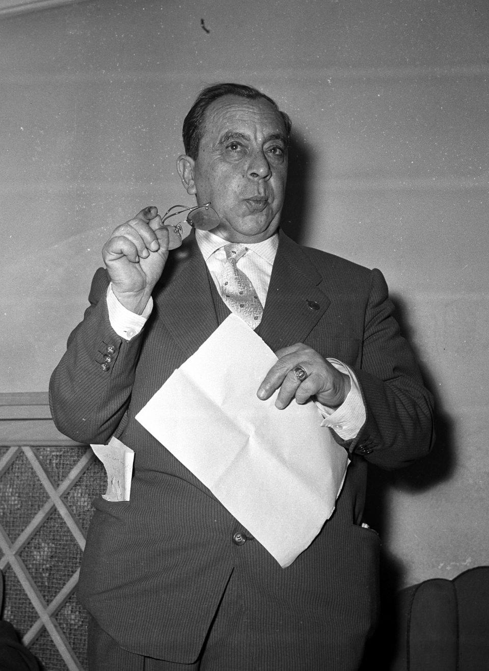 <p>Türk Mukavemet Teşkilatında "Ağrı" kod adıyla en üst rütbede</p>

<p>İngiliz Sömürge Yönetimi tarafından idare edilen Vakıflar İdaresinin Kıbrıslı Türklere devri ve İngiliz müdürler tarafından yönetilen okulların yönetiminin Türklere devredilmesi konusunda büyük mücadeleler veren Küçük, Kıbrıslı Türkleri, işçi birlikleri, çiftçiler birliği, esnaf odaları, kooperatifler, gençlik teşkilatları kurmaları konusunda örgütledi. Küçük, 1958'de kurulan Türk Mukavemet Teşkilatında (TMT) "Ağrı" kod adıyla en üst rütbede görev aldı. </p>
