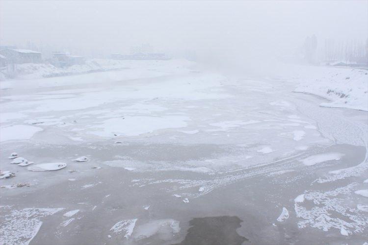 <p>Kışın sert ve çetin geçtiği Ağrı'da adeta "Sibirya soğuklarını" anımsatan soğuk hava, vatandaşların günlük yaşamını olumsuz etkilemeye devam ediyor. </p>
