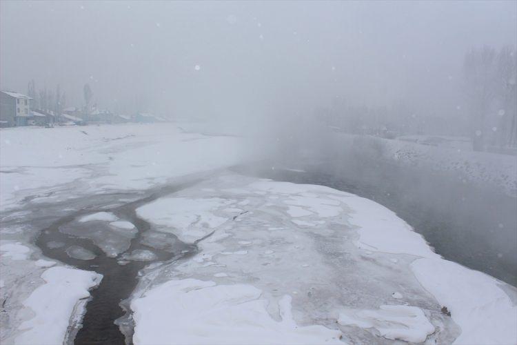 <p>Murat Nehri'nin de büyük bölümünün buz tuttuğu görüldü.</p>
