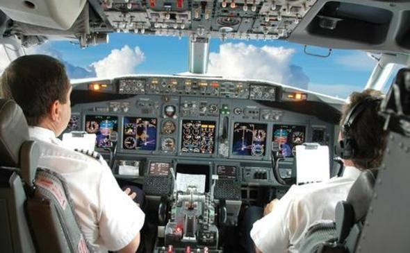 <p>Uçakta her yolculuk bir ya da iki saat sürmüyor. Pilotlar için gece uçuşlarında gerekli emniyet tedbirlerinin alındığı kısa dinlenme prosedürü mevcuttur.</p>
<p> </p>