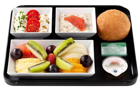 <p>Havayolu şirketlerinin garip tasarruf yöntemleri var. Buna ne güzel örnek, American Airlines, menülerinden bir zeytin çıkararak bir defada 40 bin dolar tasarruf etti.</p>
<p> </p>