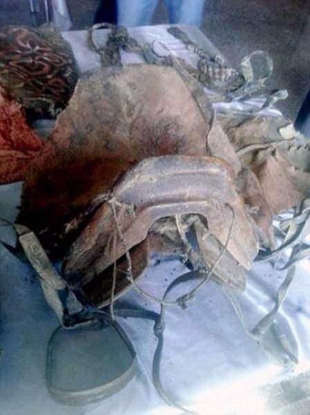 <p>2800 metre yükseklikte bulunan mumyanın, vazo, ahşap çanak gibi kişisel eşyalarıyla birlikte gömüldüğü belirtildi. Ayrıca mumyanın mezarında at kalıntıları da bulundu. Bu da Türk kadınının atıyla birlikte gömüldüğünü gösteriyor.</p>
<p> </p>