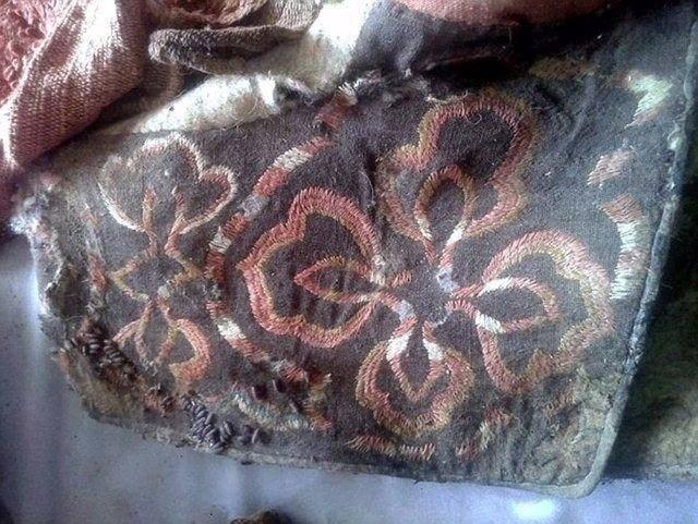 <p>6. yüzyılda yaşadığı tahmin edilen mumyanın, elbiseleri ve ayakkabıları uzmanları şaşırttı. Mumyanın o dönemde desenli ve dikişli kıyafetler giydiği görülebiliyor.</p>
<p> </p>