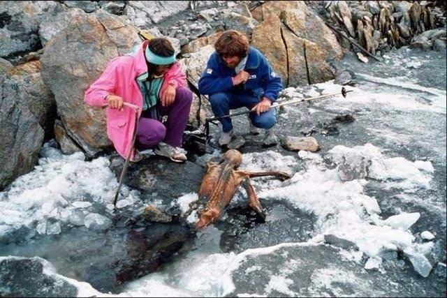 <p>5300 YILLIK TAŞ DEVRİ ADAMINA ÖZENİP AYNISINI YAPTI!</p>
<p>1991 yılında Alp dağlarının İtalya-Avusturya sınırında bulunan mumyalaşmış ceset insanları şaşkına çevirmişti. Çünkü bilimadamları yaptıkları incelemeler sonucu bu cesedin 5300 yıllık olduğunu açıklamışlardı.</p>