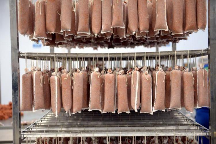 <p>Organize Sanayi Bölgesinde bulunan ve 15 kişinin istihdam edildiği firma, yüzde 100 dana eti ve baharat karışımıyla hazırlanan, pamuklu torbalara doldurulması nedeniyle yörede "bez sucuk" denilen ürünü, Türkiye'nin ardından Katar'a taşıdı.</p>

<p> </p>
