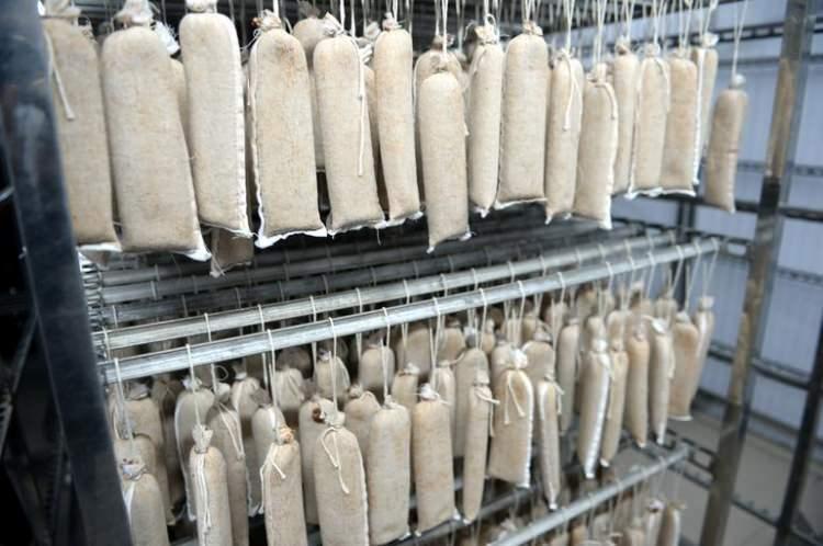 <p>Asırlık lezzeti daha fazla insana ulaştırmak için 2006'da seri üretime geçtiklerini belirten İçeloğlu, "1973'te TSE'den marka tescili alınmış. Türkiye'de bez sucuğun Faydalı Model belgesini biz aldık." dedi.</p>

<p> </p>
