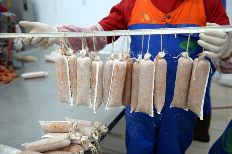 <p>Tokat'ta yapılan her sucuğun "bez sucuk" olmadığını ifade eden İçeloğlu, hazırladıkları karışımı pamuklu bezden torbalara doldurduklarını, 10 gün kurutma odasında beklettiklerini, daha sonra vakumlayıp satışa sunduklarını anlattı.</p>
<p> </p>