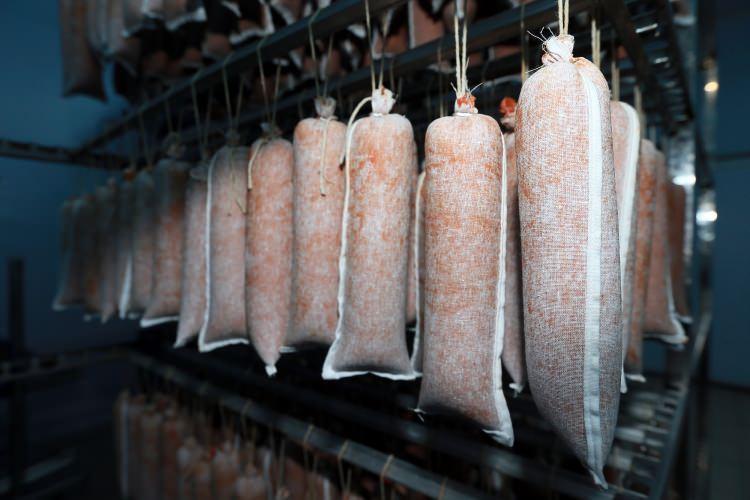 <p>Üretim, hava koşullarına bağlı olarak değişkenlik göstermekle birlikte 10-12 günde tamamlanıyor. Geleneksel üretim yöntemiyle elde edilen üründe, tat, koku ve renk oluşumu ise kurutma işlemi süresince gerçekleşiyor. </p>

<p> </p>
