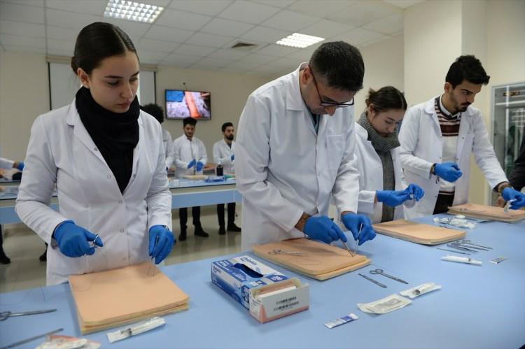 <div><strong>"Dövizin dışarıya çıkmasına engel olduk"</strong></div>

<div> </div>

<div>İnönü Üniversitesi Rektörü Prof. Dr. Ahmet Kızılay, AA muhabirine yaptığı açıklamada, tıp fakültesi öğrencilerinin eğitimi için daha önce yurt dışından ithal edilen malzemenin, artık üniversitelerinde üretilmeye başlandığını söyledi.</div>
