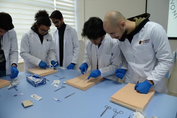 <div>Kızılay, öğrencilik dönemlerinde dikiş atmayı hastalar üzerinde öğrendiklerine dikkati çekerek, "Ancak o devir geçti. Şimdi geleceğin doktorları bütün acemiliklerini, bütün ön çalışmalarını maketler üzerinde yapmak zorunda. Çünkü artık belli bir tecrübeye sahip olduktan sonra insan üzerinde ancak dikiş atabilirler. Bu tecrübeyi kazanmak için maketlere, bu malzemelere ihtiyaç var. Bu malzemeleri de şimdiye kadar yurt dışından ithal ediliyordu artık İnönü Üniversitesi Malatya Teknopark'ta üretiliyor." diye konuştu.</div>

<div> </div>
