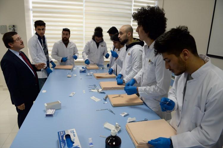 <p>Ürünün geliştirilmeye müsait olduğuna işaret eden Durmuş, "Şu an ilk aşamadayız ama ileride bunun kol, bacak, göğüs maketleri de üretilecek. Hatta mühendislik fakültesindeki hocalar bu maketlere elektronik devreler de yerleştirilebileceğini söyledi. Ülkemiz teknolojisi, ülkemizdeki yetişmiş insan kalitesi artık bu tür ürünleri üretmeye müsait." diye konuştu.</p>

<p> </p>
