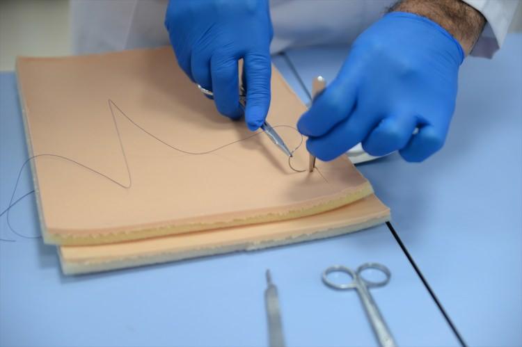 <p><strong>"Bizim için gurur verici"</strong></p>

<p>Teknopark Genel Müdürü Doktor Öğretim üyesi Adnan Fatih Kocamaz ise Teknopak'ta son 2 yıldır önemli çalışmalar hayata geçirdiklerini belirterek, tıp eğitiminde kullanılmak üzere ürettikleri yapay derinin de bunlardan biri olduğunu kaydetti.</p>

<p>Üniversite-sanayi iş birliğiyle son derece başarılı bir ürün geliştirdiklerini aktaran Kocamaz, "Cumhurbaşkanımızın da söylediği gibi 'Biz üreten bir devlet olmazsak yok olan bir devlet oluruz.' Bu noktada da ülkemizin dışarıya aktardığı bir kanalın, tabiri caizse bir kanayan damarın bizim tarafımızdan kapatılmış olması ayrıca gurur verici." değerlendirmesinde bulundu.</p>
