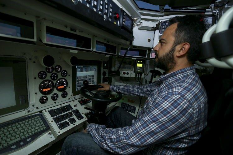 <p>Dolayısıyla çeşitli platformlar için Türkiye'de simülatörler üretip, platformlar yabancı müşterilere satıldığında da bunları ihraç etme yoluna gitmek istiyoruz. </p>
