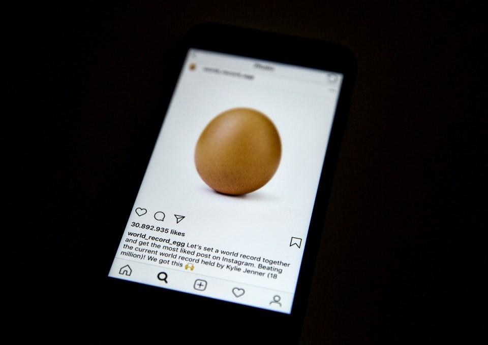 <p>World_record_egg adlı, sadece Instagram'ın en çok beğenilen görseline sahip olmak amaçlı açılmış sayfa, tek bir yumurta fotoğrafı yayınlayarak, “Birlikte dünya rekoru kıralım ve bunu Instagram’ın en beğenilen paylaşımı haline getirelim.</p>

<p> </p>
