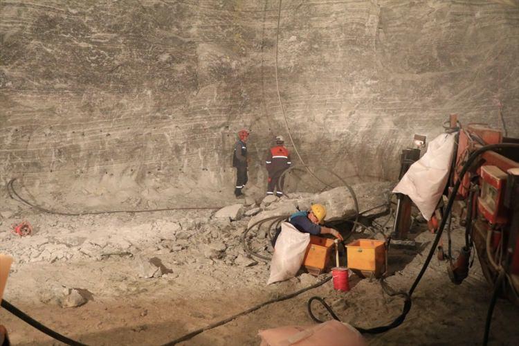<p>Çankırı'da Hititler döneminden bu yana tuz çıkarılan mağaranın, Türkiye'nin kaya tuzu ihtiyacını 400 yıl sağlayacak rezerve sahip olduğu belirtildi.</p>
