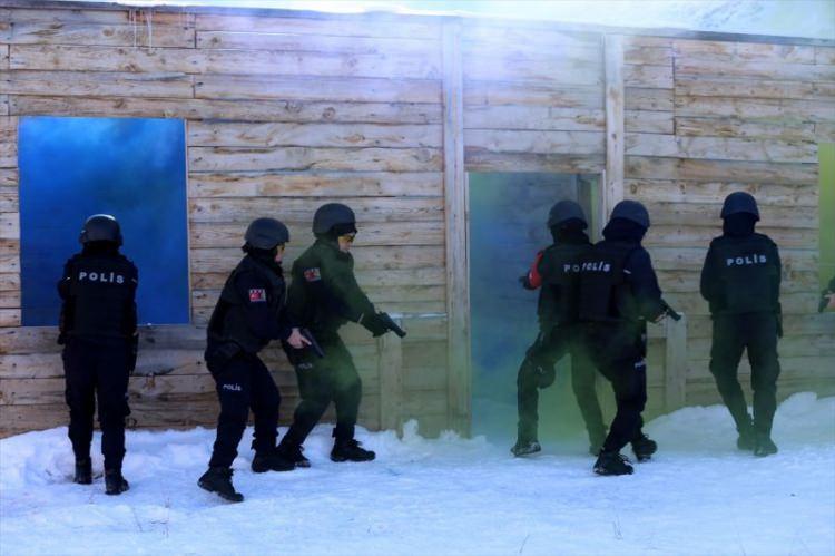 <p>Türkiye'nin en soğuk kentlerinden Sivas'ta kaydedilen görüntülerde, öğrencilerin zorlu eğitimi gözler önüne serildi.</p>
<p> </p>