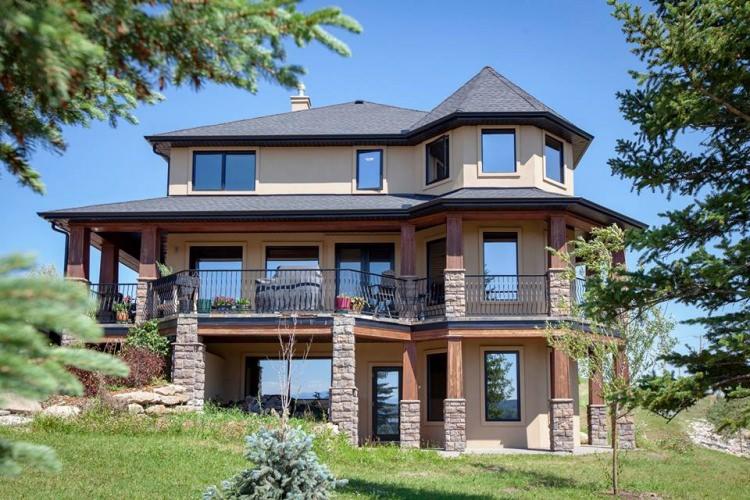 <p>Kanadalı bir kadın, 1,3 milyon dolarlık göl kenarında bulunan üç yatak odalı müstakil evini düzenlediği bir mektup yazma yarışmasının galibine verecek.</p>

<p> </p>

