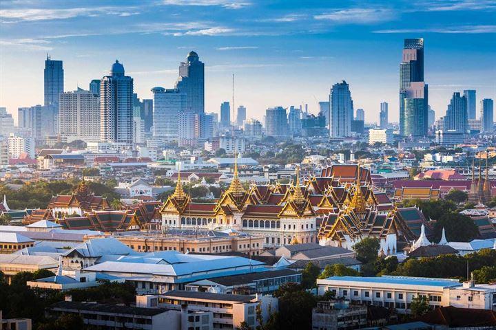 <p>Anlamları açıklarken kendilerinin de bir hayli zorlanan tarihçiler, Bangkok'un büyük, görkemli, yenilemez, 9 mücevher, karşılaştırılamayan saraylar, yeryüzü cenneti, melekler şehri ve Emerald Buda şehri gibi değerli adları bünyesinde barındırdığını kaydetti.</p>

<p> </p>

