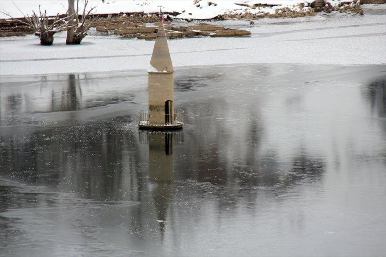 <p>Sivas’ın Hafik ilçesinde Pusat-Özen Barajı'ndaki suyun yüzeyi soğuk havanın etkisiyle buz tuttu, baraj yapımı sonucu su altında kalan eski yerleşim yerindeki caminin minaresi ise suyun çekilmesiyle ortaya çıktı. </p>

<p> </p>
