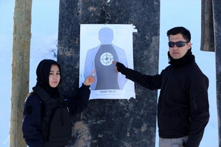 <p>Emniyet teşkilatının pek çok uzmanının bu eğitime eğitici olarak katıldığını belirten İnal, eğitimlerin son derece doyurucu olduğunu belirtti.</p>
<p> </p>